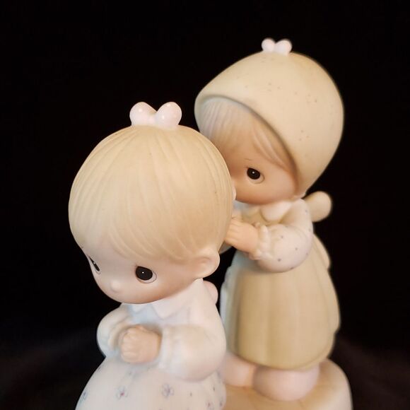 Vintage Precious Moments Porcelain Figurine 1983 "To a Very Special Sister" - Picture 8 of 11